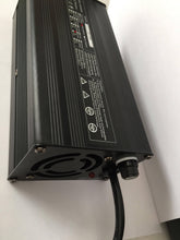 Laden Sie das Bild in den Betrachter der Galerie, Chargeur rapide Dualtron - 67,2V 5A - PIE TECHNOLOGIE